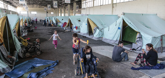 Kinder in einem Flüchtlingslager laufen herum.