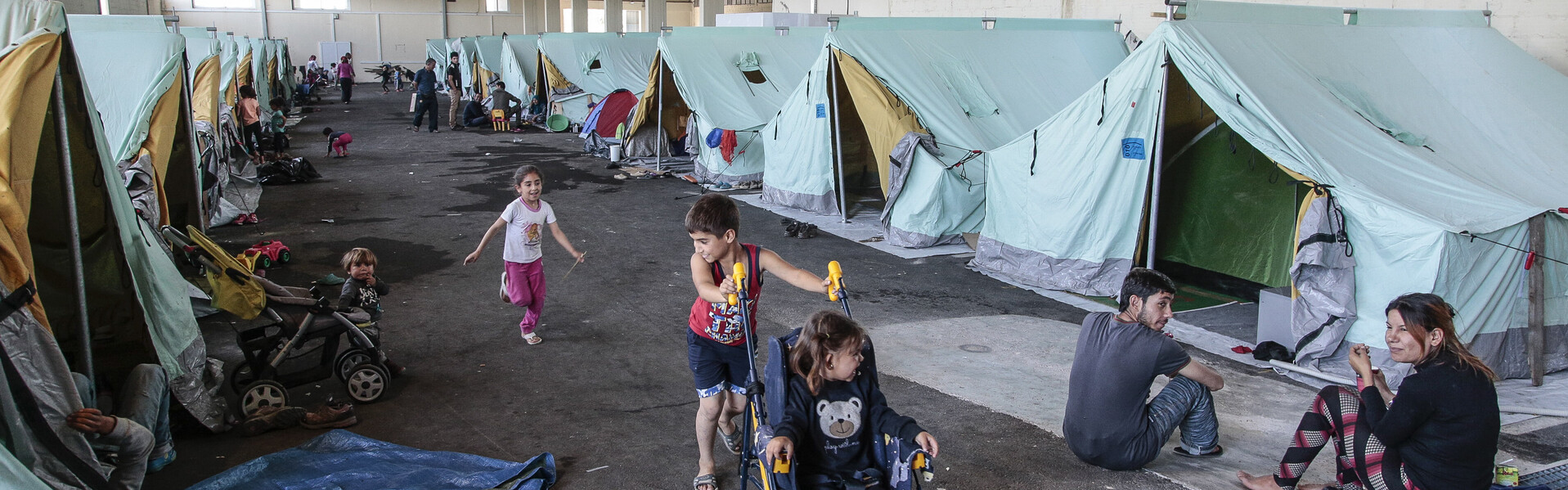 Kinder in einem Flüchtlingslager laufen herum.