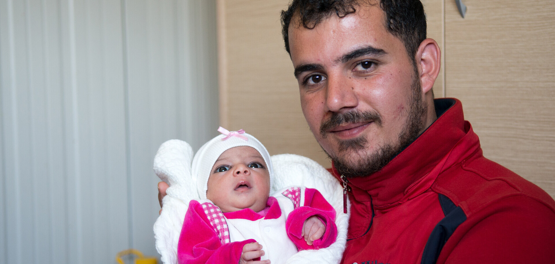 Im Flüchtlingscamp in Griechenland wurde der Syrer Odey Vater eines Mädchens Im Flüchtlingscamp in Griechenland wurde der Syrer Odey Vater eines Mädchens