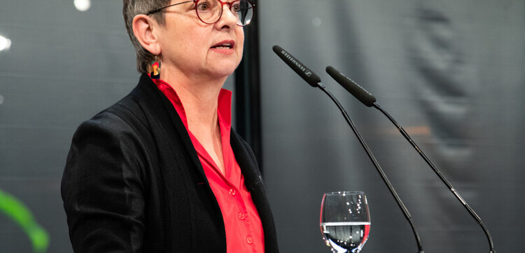 Manuela Roßbach, geschäftsführender Vorstand von Aktion Deutschland Hilft, bei der Preisverleihung