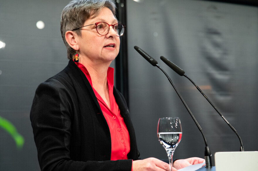 Manuela Roßbach, geschäftsführender Vorstand von Aktion Deutschland Hilft, bei der Preisverleihung Manuela Roßbach, geschäftsführender Vorstand von Aktion Deutschland Hilft, bei der Preisverleihung