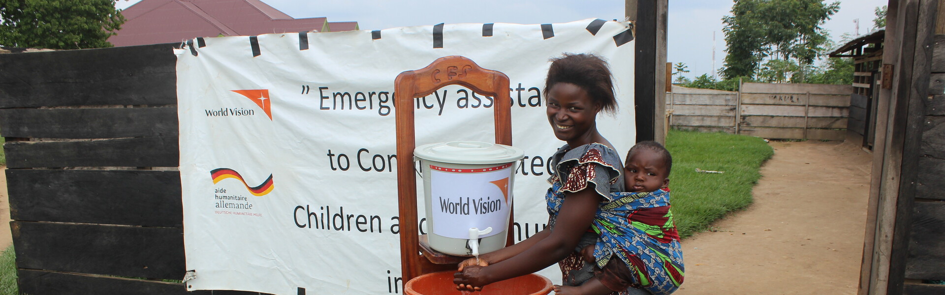 Eine Mutter wäscht sich die Hände an einer Station von World Vision im Kongo.