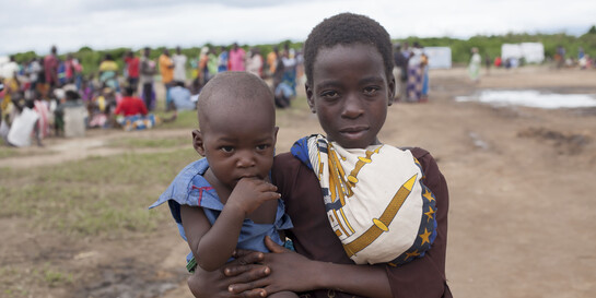 Mädchen hält Kind in Malawi auf dem Arm nach dem Zyklon Idai