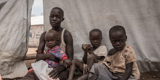 Eine Familie in einem Flüchtlingscamp in Uganda