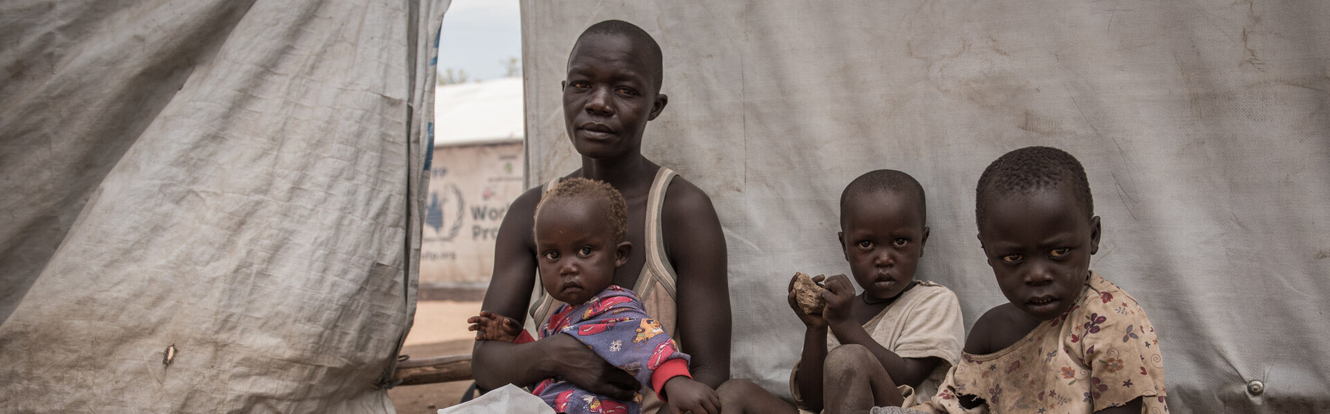 Eine Familie in einem Flüchtlingscamp in Uganda
