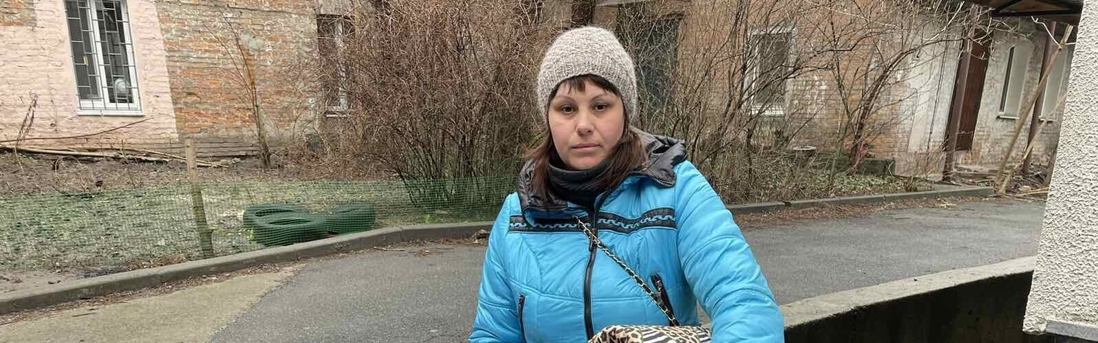 Eine Frau und ihr Sohn in der Ukraine erhalten Hilfsgüter von der Organisation arche noVa