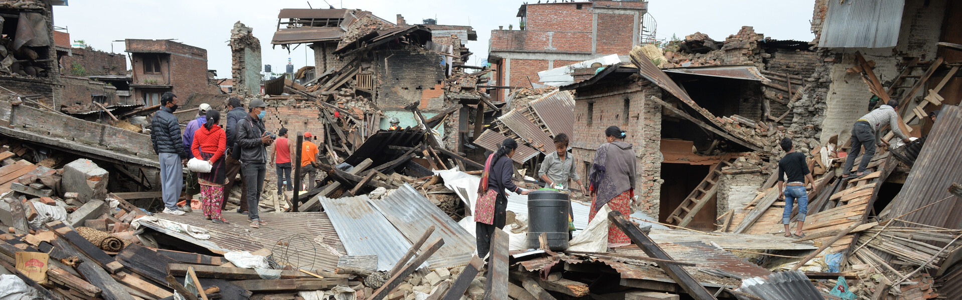 Nach dem schweren Erdbeben suchen Retter in den Trümmern eingestürzter Häuser nach Überlebenden in Nepal.