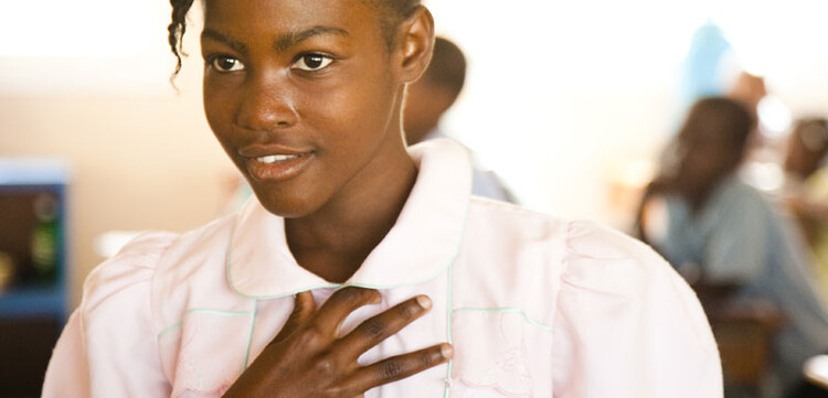 Nach dem Erdbeben in Haiti: junge Frau in der Schule
