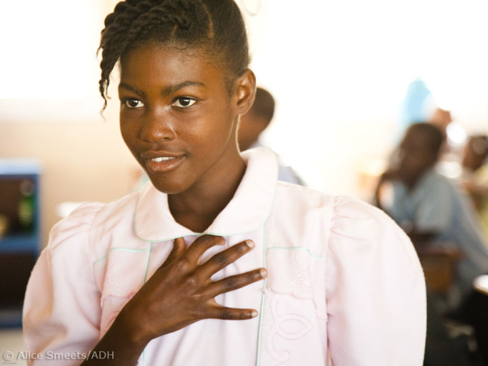 Nach dem Erdbeben in Haiti: junge Frau in der Schule