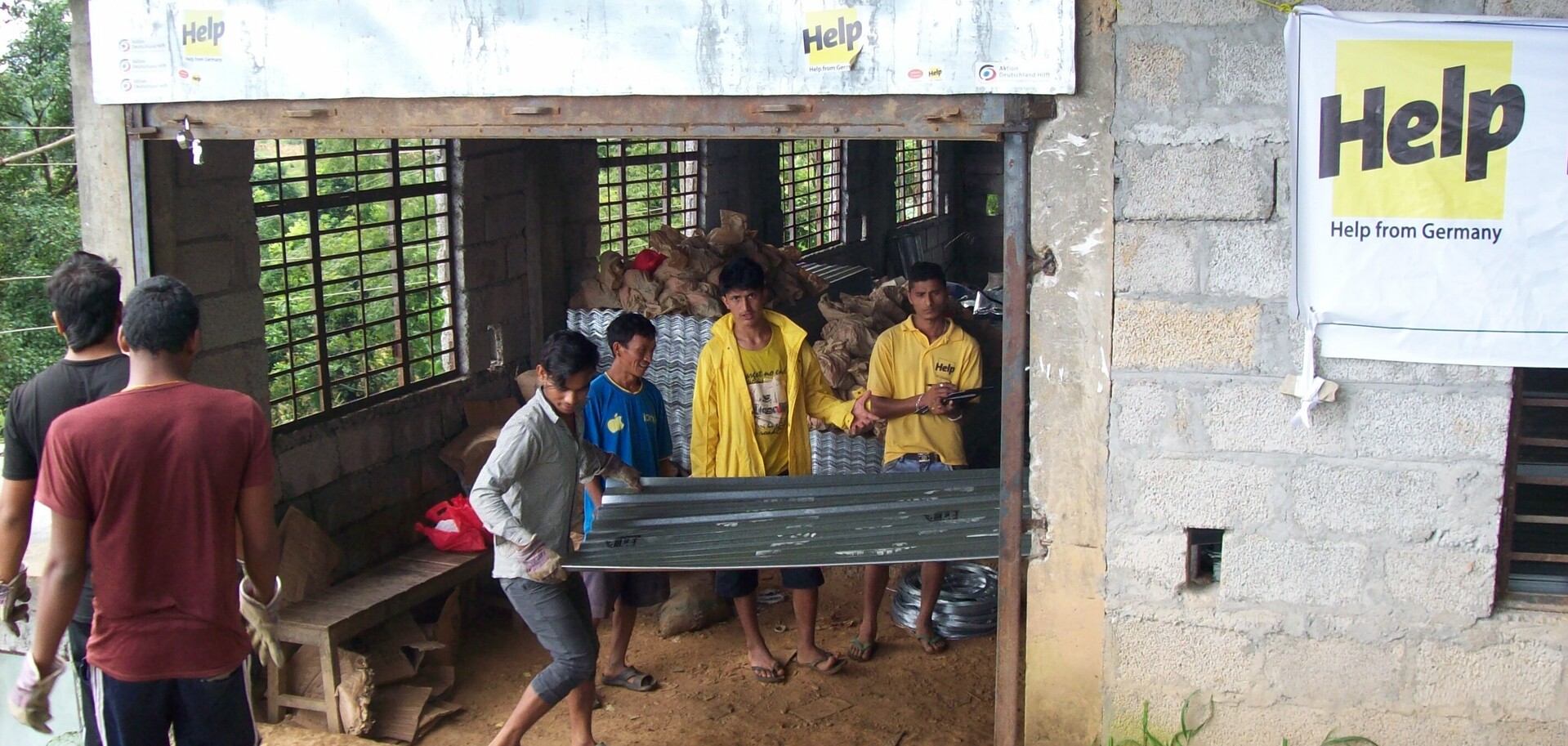 Der Wiederaufbau von Häusern geht voran. Help unterstützt die Menschen mit Baumaterial und Schulungen. Der Wiederaufbau von Häusern geht voran. Help unterstützt die Menschen mit Baumaterial und Schulungen.