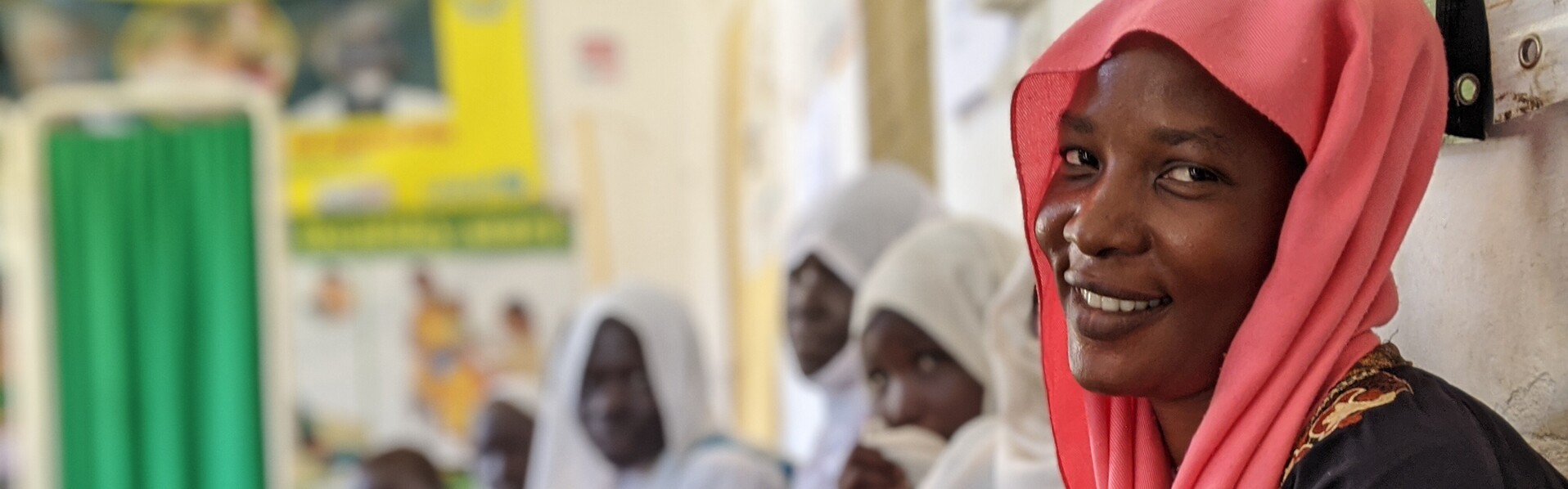 Eine Frau im Südsudan hält ihr Baby im Arm und wartet auf die medizinische Versorgung in einem Krankenhaus