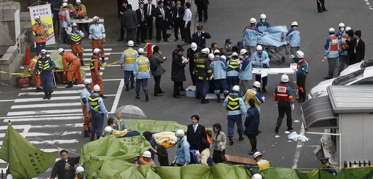 Rettungskräfte kümmern sich in Tokio um Menschen, die bei dem Erdbeben verletzt wurden. © REUTERS/KYODO Kyodo