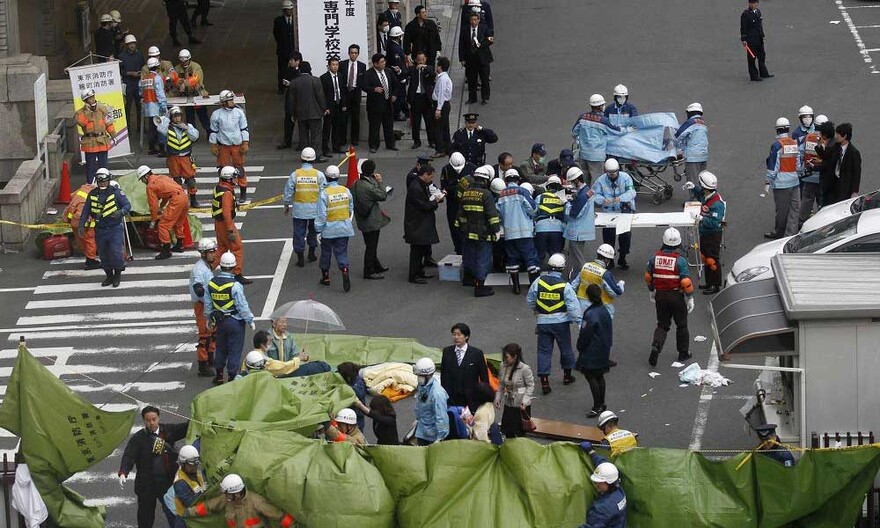 helfer Rettungskräfte kümmern sich in Tokio um Menschen, die bei dem Erdbeben verletzt wurden. © REUTERS/KYODO Kyodo