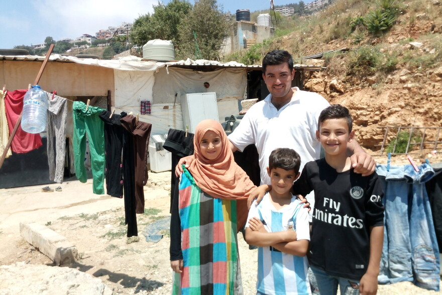 Eine Familie steht vor ihrem Haus im Libanon Eine Familie steht vor ihrem Haus im Libanon