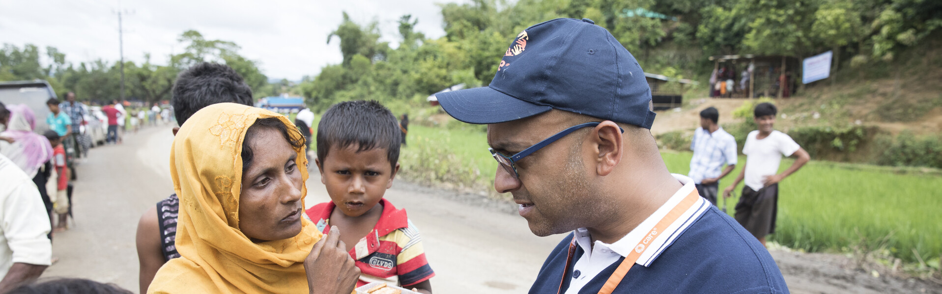 In Bangladesch spricht ein Helfer mit einer Frau.