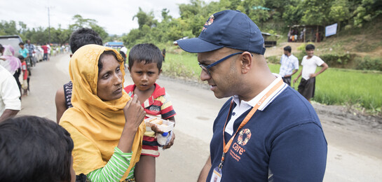 In Bangladesch spricht ein Helfer mit einer Frau.
