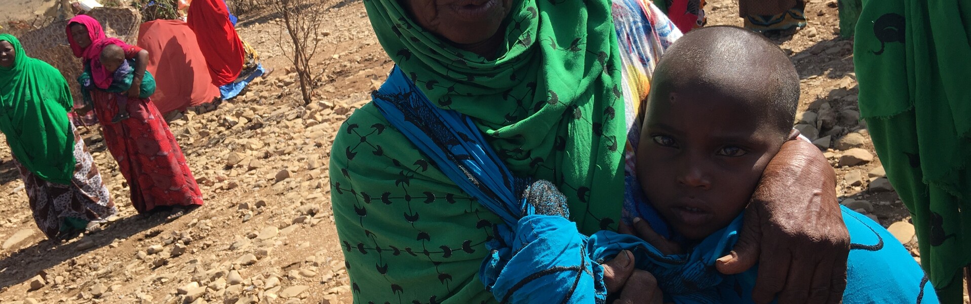 In Somalia sitzt ein Kinder mit seiner Mutter. Es leider unter dem Hunger in Afrika