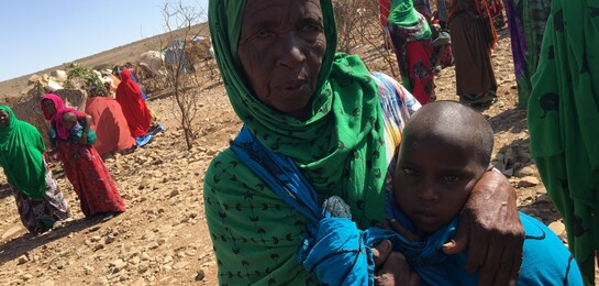 In Somalia sitzt ein Kinder mit seiner Mutter. Es leider unter dem Hunger in Afrika