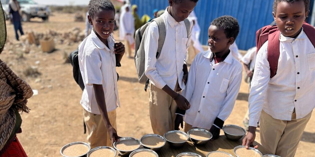 Kinder in Somalia erhalten ein warmes Mittagessen