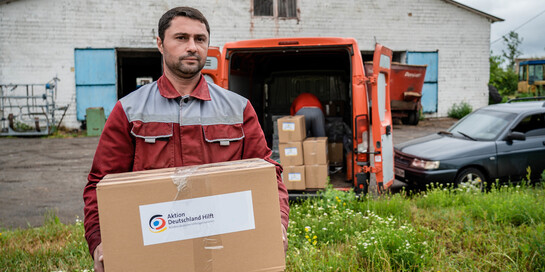 Ein Mann mit einem Hilfspaket