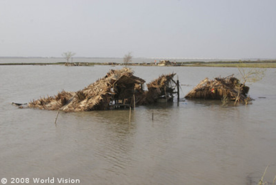 Zyklon Myanmar: zerstörtes Haus in Fluten