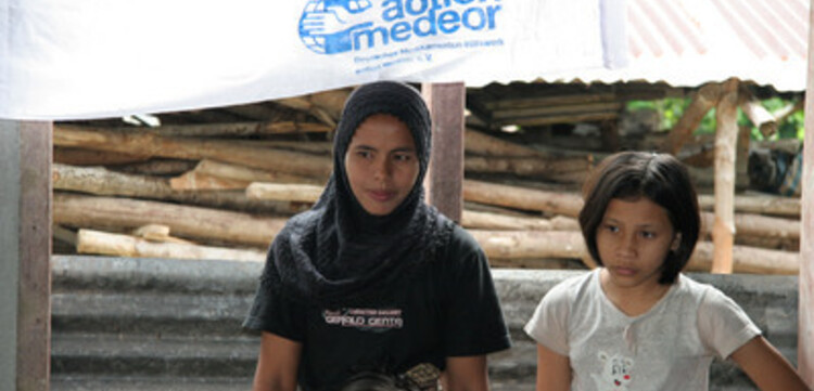 Tsunami-Hilfe Indonesien: Patientinnen bei der Action Medeor Sprechstunde in der Moschee in Pasc Aceh Village