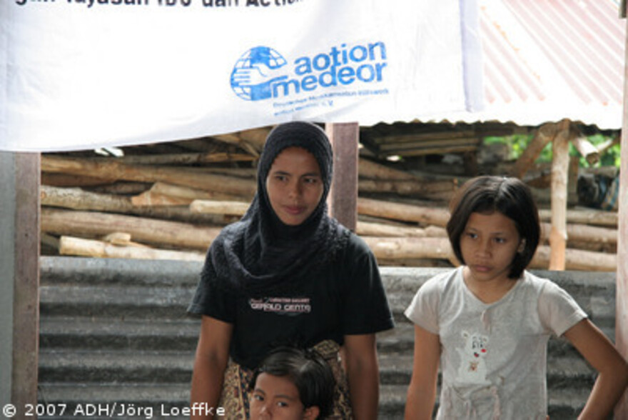 Tsunami-Hilfe Indonesien: Patientinnen bei der Action Medeor Sprechstunde in der Moschee in Pasc Aceh Village