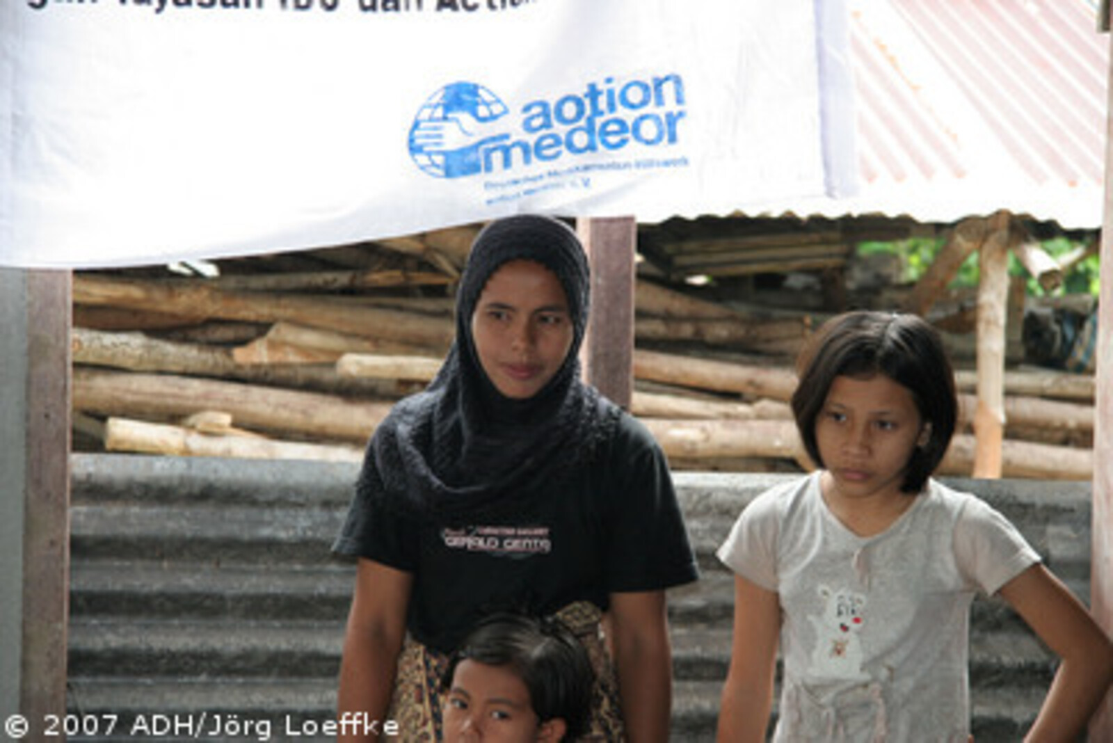 Tsunami-Hilfe Indonesien: Patientinnen bei der Action Medeor Sprechstunde in der Moschee in Pasc Aceh Village