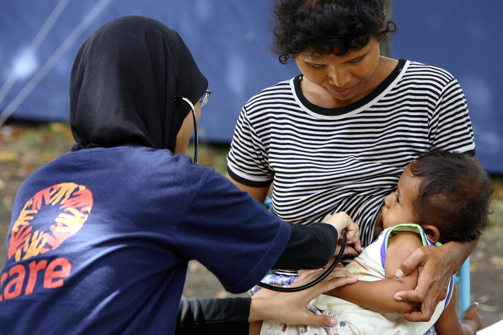 Helferin versorgt ein Kind in Indonesien (Symbolbild) 