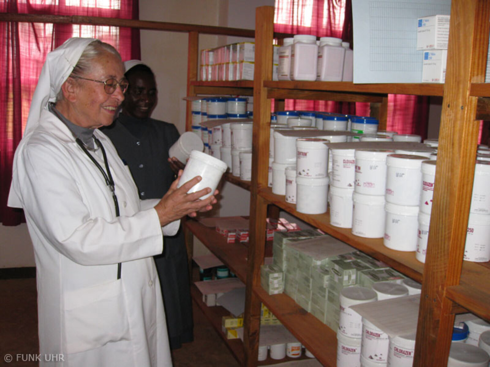 Schwester Gabriele im Medikamentenlager in Tansania