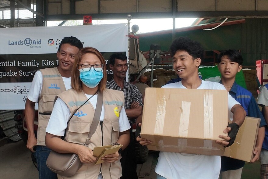 Verteilung von Hilfspaketen für Menschen nach Erdbeben in Myanmar Verteilung von Hilfspaketen für Menschen nach Erdbeben in Myanmar