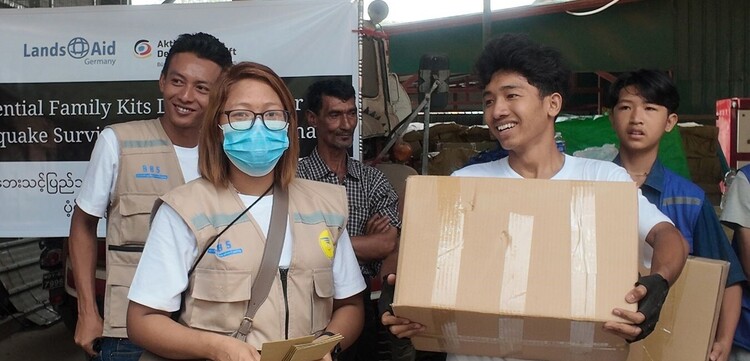 Verteilung von Hilfspaketen für Menschen nach Erdbeben in Myanmar Verteilung von Hilfspaketen für Menschen nach Erdbeben in Myanmar