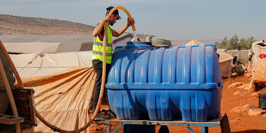 Helfer von World Vision an Trinkwasseranlage in Syrien