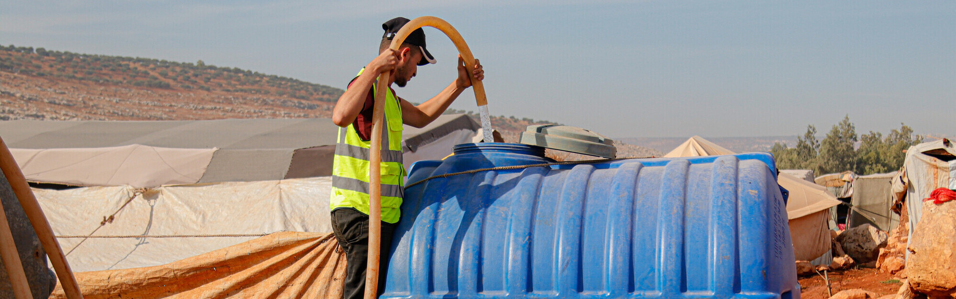 Helfer von World Vision an Trinkwasseranlage in Syrien