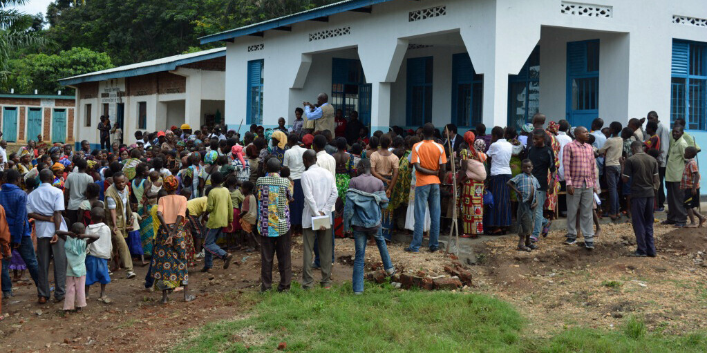 Menschen in der DR Kongo warten an einer Gesundheitsstation auf medizinische Versorgung Menschen in der DR Kongo warten an einer Gesundheitsstation auf medizinische Versorgung