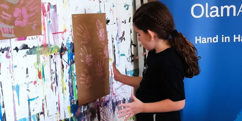 Mädchen bei Kunsttherapie in Israel