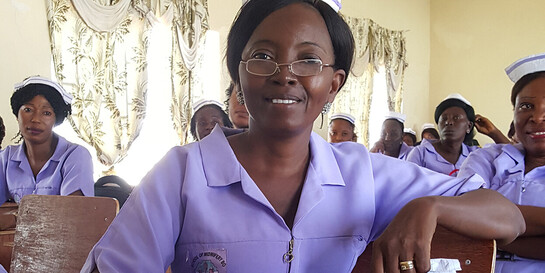 Christina Minah macht in Sierra Leone eine Ausbildung zur Hebamme