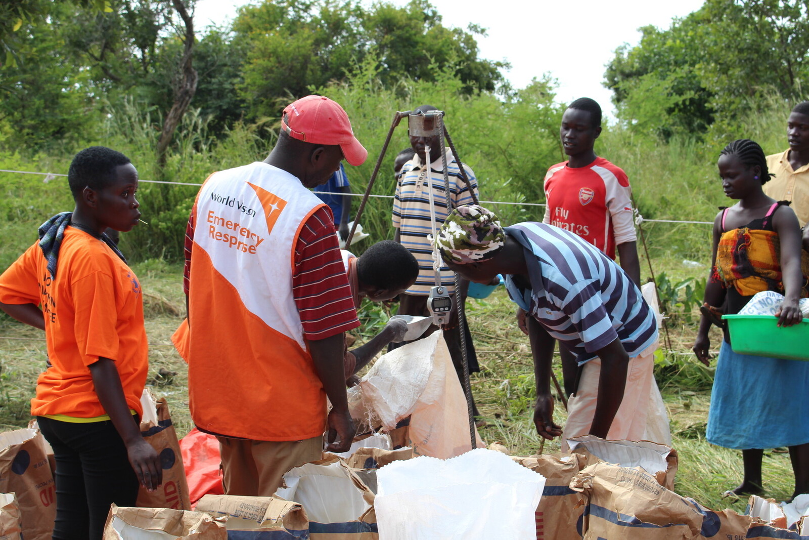 Unsere Bündnisorganisation World Vision versorgt ankommende Flüchtlinge in Uganda mit Lebensmitteln.