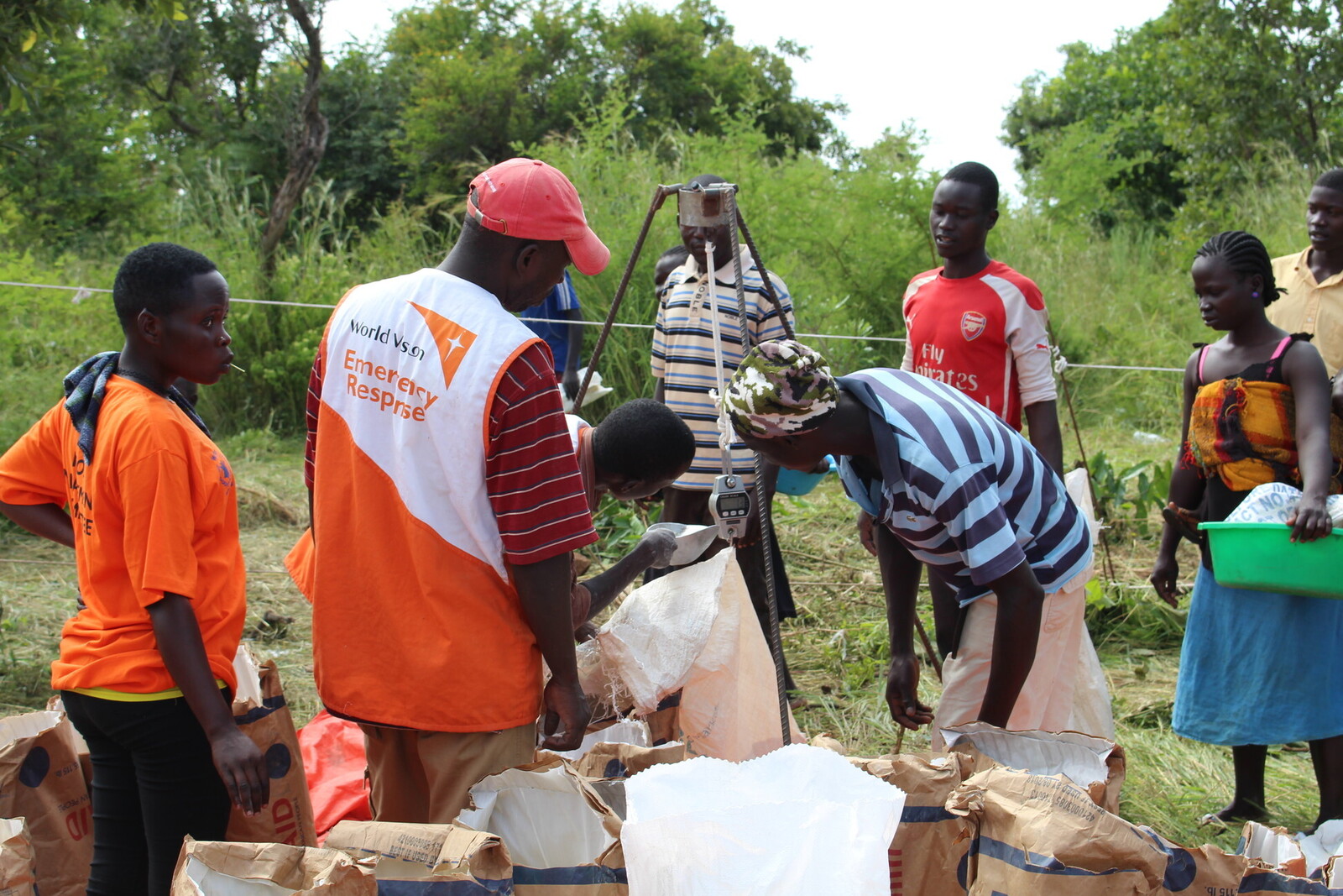 Unsere Bündnisorganisation World Vision versorgt ankommende Flüchtlinge in Uganda mit Lebensmitteln. Unsere Bündnisorganisation World Vision versorgt ankommende Flüchtlinge in Uganda mit Lebensmitteln.