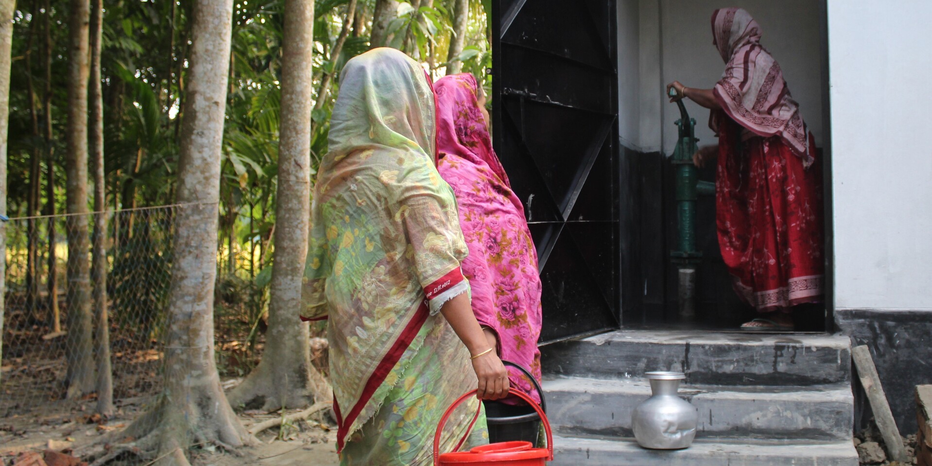 Frauen vor neu gebauten Tiefbrunnen in Bangladesch