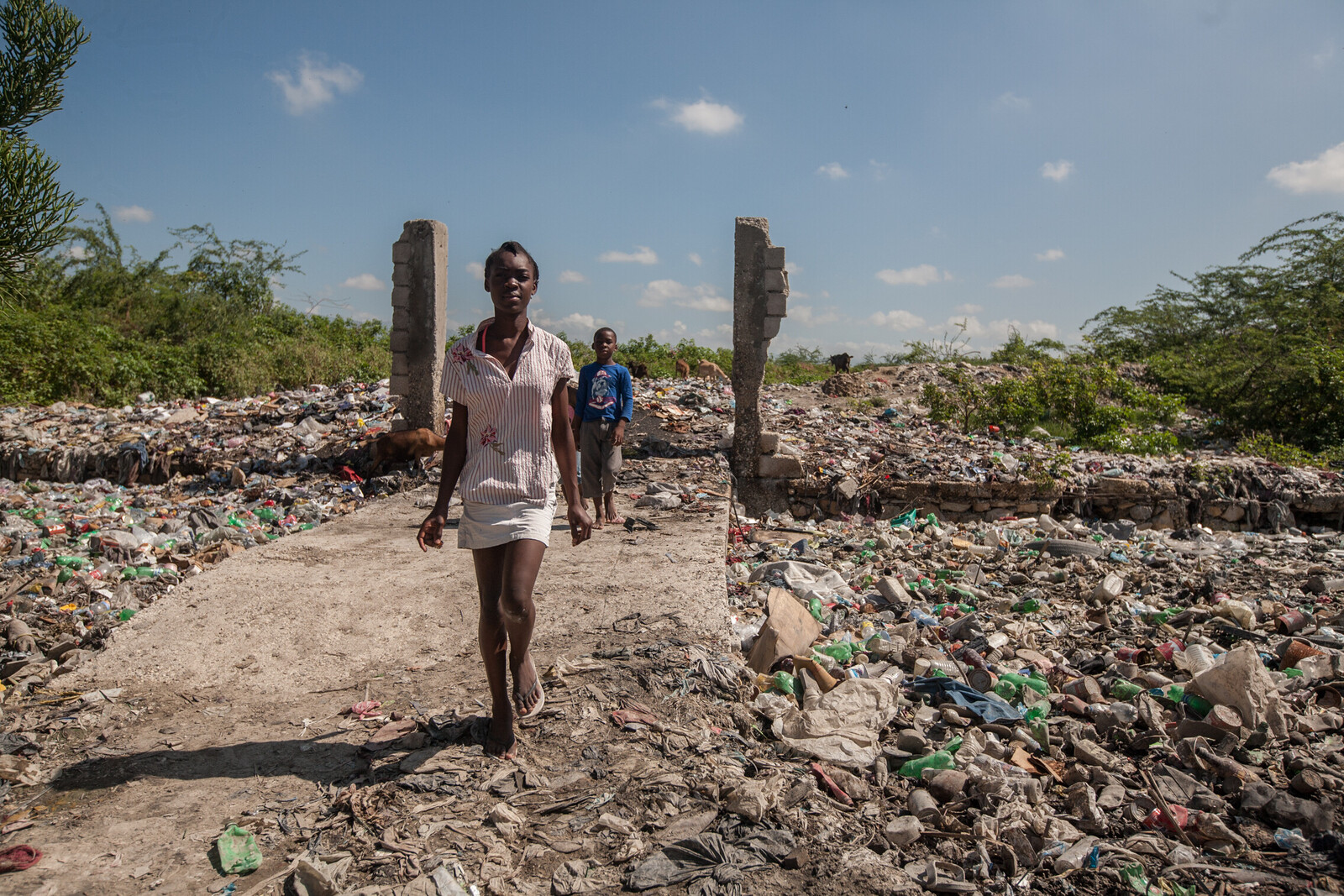 Müll und Schutt liegen verstreut herum. Dadurch steigt die Gefahr von Choleraausbrüchen.