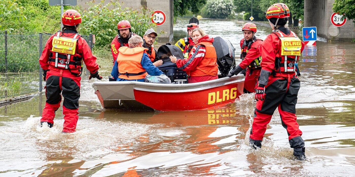 Strömungsretter der DLRG, die am 2. Juni Anwohner im Raum Neu-Ulm mit einem speziellen Hochwasserboot aus den überfluteten Wohngebieten holen