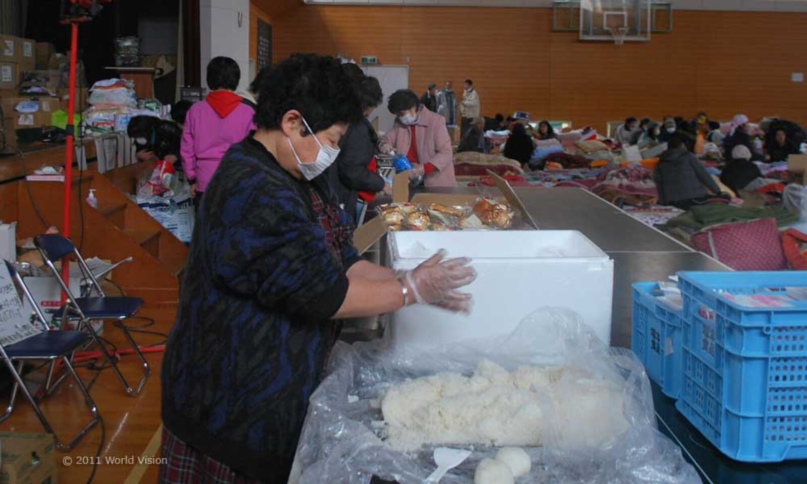 Essensausgabe in einem Notlager, dass von World Vision beliefert wird.