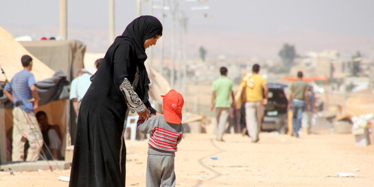 Mutter mit Kind im Flüchtlingslager in Jordanien