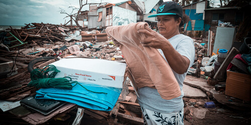 Leah hat nach einem Taifun auf den Philippinen ihr Haus und Grundstück verloren. Sie erhält von World Vision ein Hilfspaket Leah hat nach einem Taifun auf den Philippinen ihr Haus und Grundstück verloren. Sie erhält von World Vision ein Hilfspaket