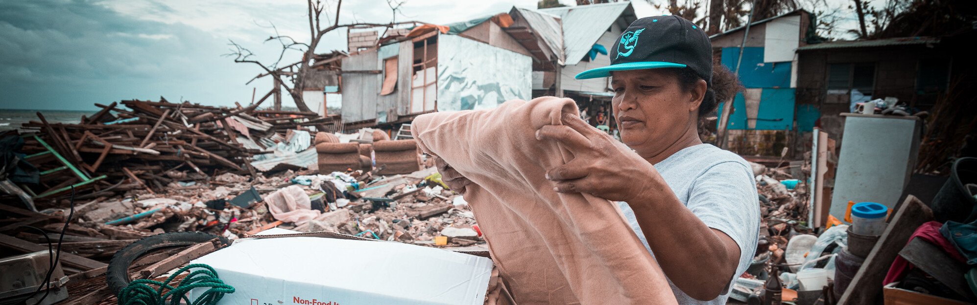 Leah hat nach einem Taifun auf den Philippinen ihr Haus und Grundstück verloren.