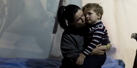 Eine Frau, die mit ihrem Kind aus der Ukraine geflohen ist