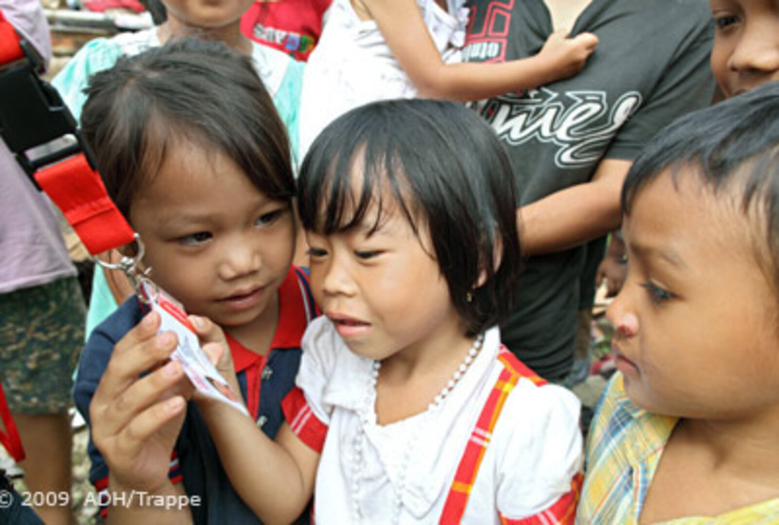 Katastrophen Südostasien: Kinder schauen sich ein Namensschild an