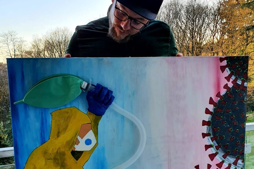Krankenpfleger und Maler André Günther mit seinem Motiv des Covidfighters Krankenpfleger und Maler André Günther mit seinem Motiv des Covidfighters