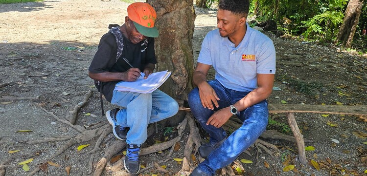 Ein Mitarbeiter vom ASB wird in Haiti von einem Mann interviewt Ein Mitarbeiter vom ASB wird in Haiti von einem Mann interviewt
